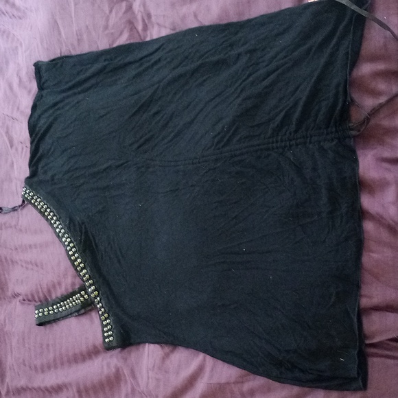 Asymmetrical black top. Le chateau. One can gather. - Picture 1 of 4